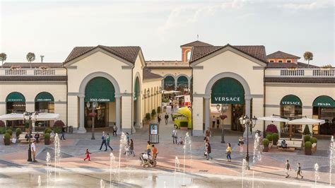 foto di burberry outlet serravalle scrivia